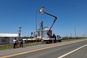 En plena tarea, el personal colocando las nuevas luminarias.