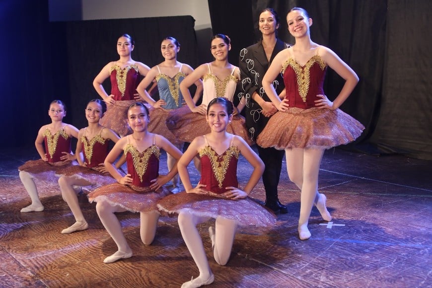 La docente con sus alumnas, tras la gran presentación.
Foto: El Litoral
