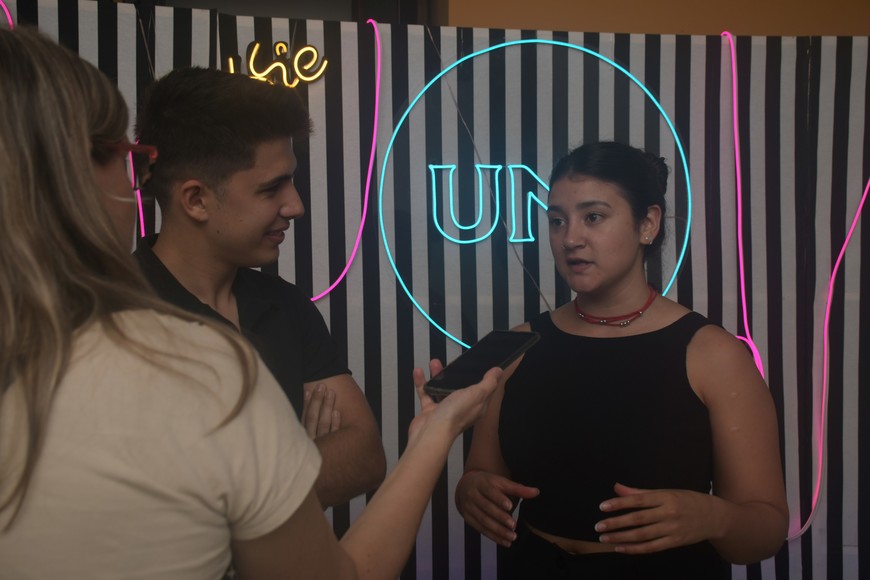 Luciano Dona y Priscila Ríos, del grupo Irupé, desarrollaron la propuesta de negocios para su  glamping flotante, un proyecto para ser instalado en zonas de humedales de Santa Fe o la región y que ya busca inversores. Crédito: Manuel Fabatía