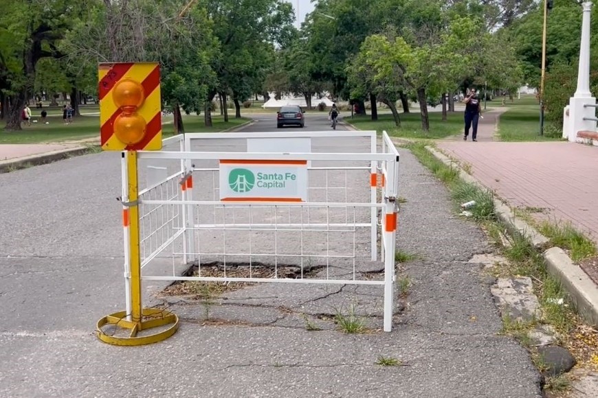“En el puente no hay luz, es terrorífico pasarlo de noche y más con este agujero”.
