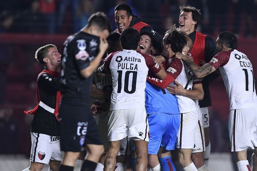 La alegría de los jugadores sabaleros tras ganar en penales.