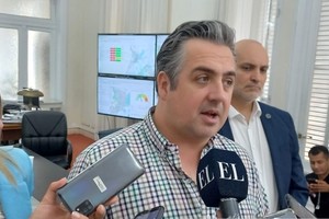 Pablo Cococcioni, en diálogo con la prensa, junto a la secretaria de Gestión Institucional, Virginia Coudannes y el subsecretario de Análisis Criminal, Sebastián Montenotte.