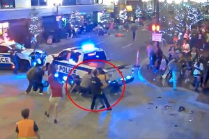 El momento que detienen al sospechoso.