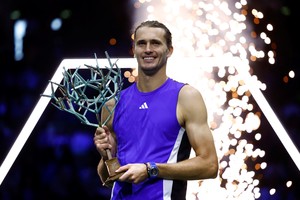 Tennis - Paris Masters - Accor Arena, Paris, France - November 3, 2024
Germany's Alexander Zverev celebrates with the trophy after winning his men's single's final match against France's Ugo Humbert REUTERS/Stephanie Lecocq