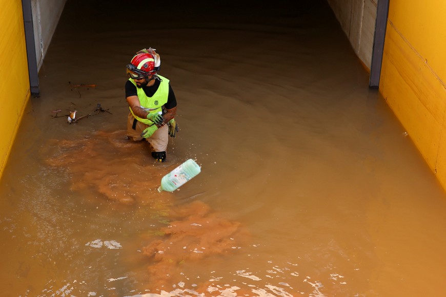 A member of Spain's Military Emergency Unit (UME) works on removing water, near Valencia, Spain, November 2, 2024. REUTERS/Nacho Doce