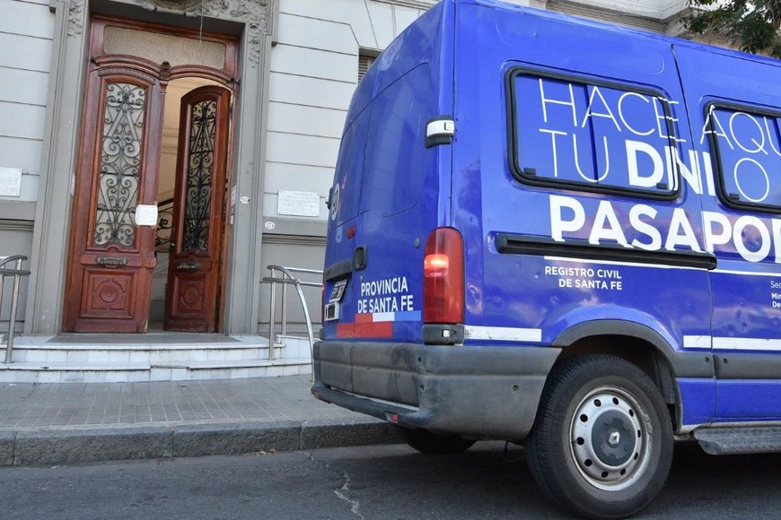 El director provincial del Registro Civil informó que ya están operativos puestos móviles para resolver el inconveniente en la ciudad capital. Crédito: Guillermo Di Salvatore.