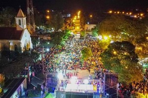 El cierre de la fiesta estuvo marcado por un impactante show de fuegos artificiales que iluminó la noche y llenó de emoción a los presentes.