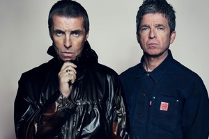 Liam y Noel Gallagher, juntos de nuevo como en sus mejores épocas. Foto: Gentileza Simon Emmett.