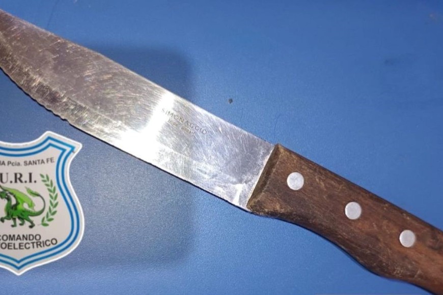 Los agentes secuestraron un arma blanca que tenía uno de los imputados.