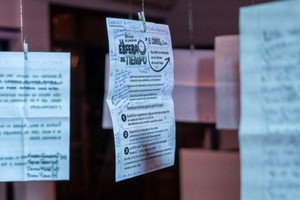 Casi un centenar de cartas forman parte de la muestra.