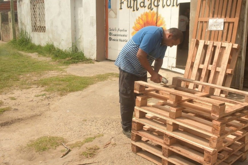 El taller de carpintería tiene una gran demanda por parte de la gente del barrio. Foto: Guillermo Di Salvatore.