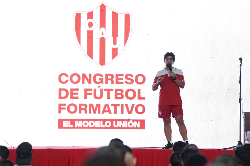 Leonardo Aguiar, de las Divisiones Infantiles del Club Atlético Unión durante su exposición en la primera jornada. Gentileza