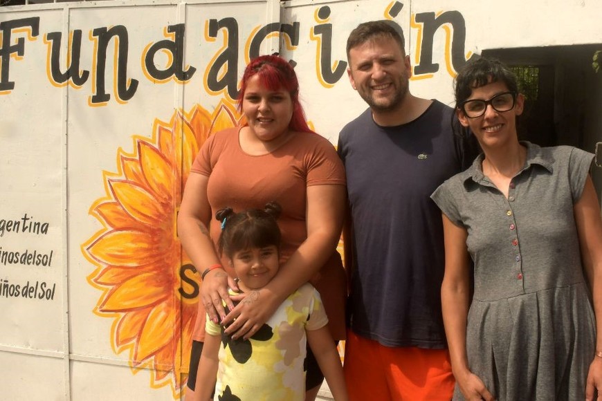 Luciano junto a Romina y Belén, dos de las voluntarias fijas que tiene la Fundación. Foto: Guillermo Di Salvatore.