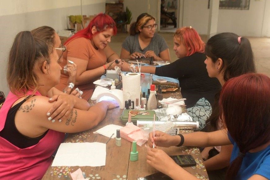 El taller de manicura ha brindado la oportunidad a varias mujeres de insertarse laboralmente en el sector. Foto: Guillermo Di Salvatore.