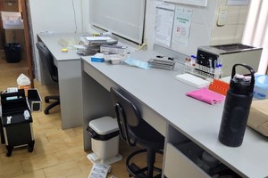 Además de robar, los delincuentes ocasionaron múltiples daños dentro del edificio.