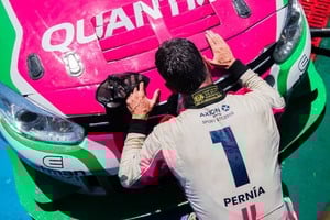 El número 1, sin dudas. Leonel Pernía besa a su Renault tras consagrarse campeón por cuarta vez en el TC2000. Prensa TC2000
