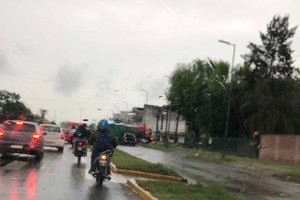 Una lectora compartió la imagen con la redacción de El Litoral. El tránsito se concentró sobre el carril de colectivos.