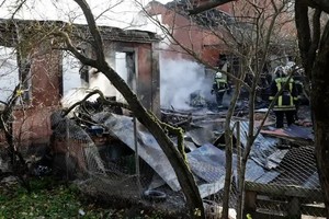 Rescatistas extinguen un incendio en una casa alcanzada por el ataque en el pueblo de Stanovoye, región de Moscú. Tatyana Makeyeva/AFP/DW
