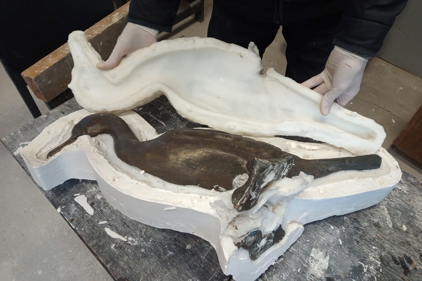 El trabajo de réplicas comenzó por el armado de los moldes de silicona y sus respectivos contramoldes de yeso para obtener las copias.  Crédito: Gentileza