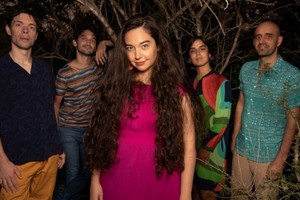 Amorela Quinteto: Cintia Amorela Bertolino (voz y composición) al frente, escoltada por Jorge Mockert (batería, percusión y coros), Luciano Stizzoli (piano, sintetizadores y coros), Pilar Ferrando (violoncello, bajo eléctrico y coros) y Franco Bongioanni (arreglos, guitarras, programación, coros y producción musical).