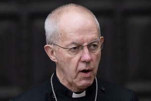 Justin Welby, líder de la Iglesia anglicana, presentó su renuncia luego de las crecientes críticas y presiones del gobierno británico.