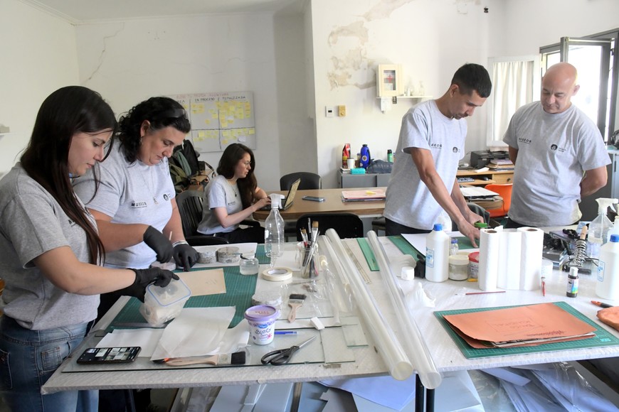 Melisa Perezlindo, María Elena Tenorio, Virginia Lazzaroni, Mauricio Gómez y Eduardo Gómez (de izq. a derecha) son empleados municipales y estuvieron a cargo de las tareas. Crédito: Luis Cetraro