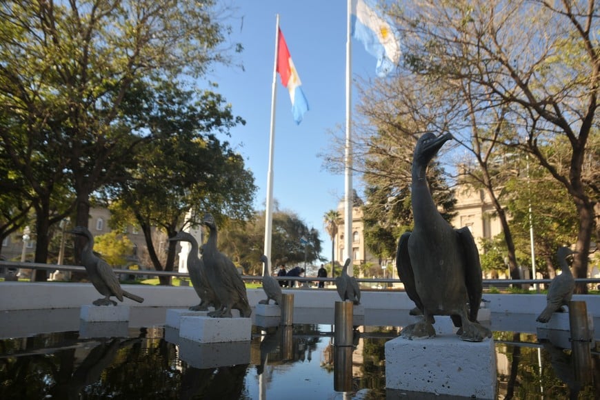 Fuente de los biguás antes de que las piezas fueran sustraídas de la plaza 25 de Mayo. La imagen es de 2018. Crédito: Flavio Raina