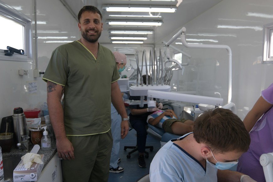 "Hacemos un poco de todo: arreglo de caries, tratamientos de conducto, limpieza, extracciones, se colocan algunos implantes (que hoy son postes), se hace enseñanza a los chicos y padres de cómo cepillarse", indicó Lucas Bonan, docente de la UBa y coordinador de la actividad. Crédito: Manuel Fabatía