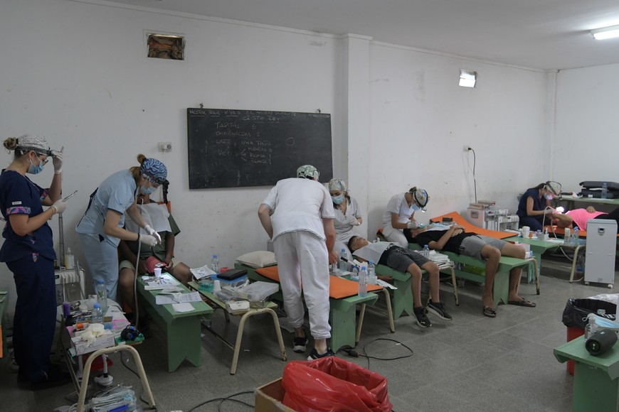 El SUM del barrio Paproki de Monte Vera se montó como extensión del consultorio móvil para atender a un mayor números de personas en simultáneo. Crédito: Manuel Fabatía