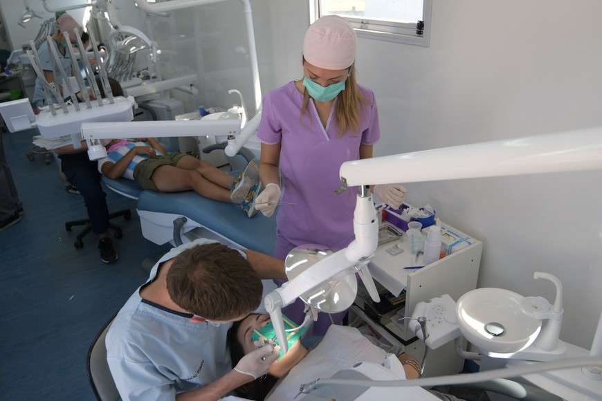 La atención la brindan gratuitamente docentes y estudiantes avanzados de la Facultad de Odontología de esa universidad. Crédito: Manuel Fabatía