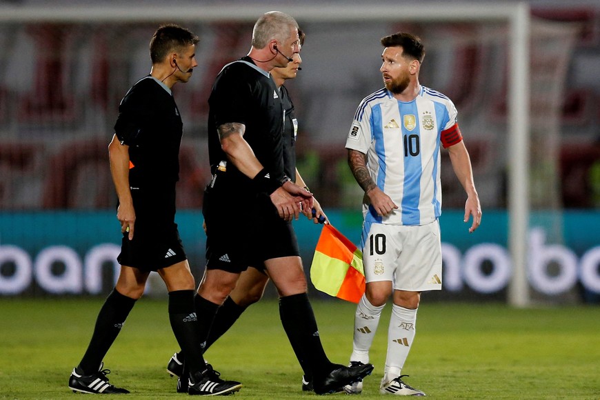 Soccer Football - World Cup - South American Qualifiers - Paraguay v Argentina - Estadio Defensores del Chaco, Asuncion, Paraguay - November 14, 2024
Argentina's Lionel Messi talks to referee Anderson Daronco REUTERS/Cesar Olmedo