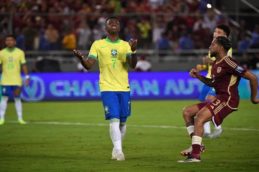 Vinicius se lamenta por el penal fallado ante Venezuela. @CONMEBOL