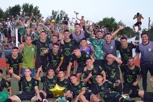 Campeones! Alumni de Laguna Paiva festejó la obtención de un nuevo torneo con el gran triunfo ante Argentino de San Carlos. Foto: Gentileza esperanzadiaxdia