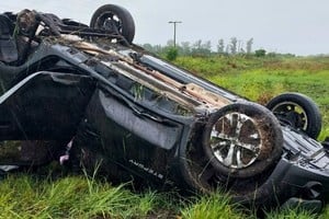 Por causas que aún se investigan, el automóvil despistó y volcó, quedando sobre la banquina hacia el este de la ruta.