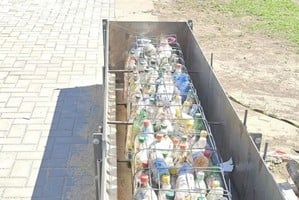 Las ecobotellas ya colocadas en el interior de la estructura.
Foto: Gentileza