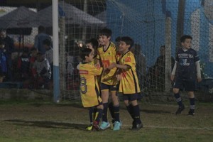 Grandes festejos. Gran nivel y muchos goles. Crédito: Manuel Fabatía.