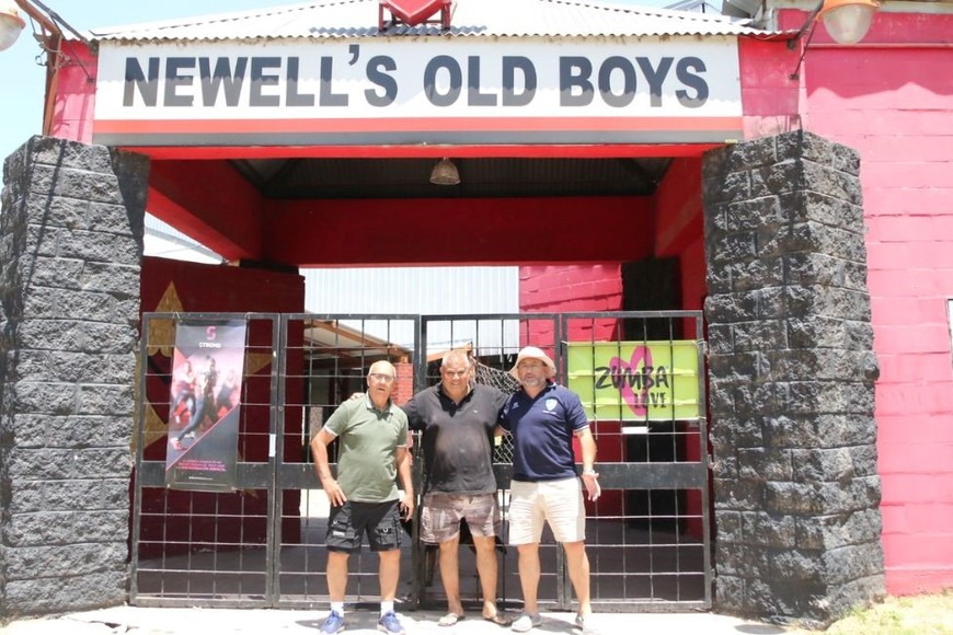 En Newell's Od Boys, barrio Roma. Francisco Lamas, Miguel Cantero y Enzo Renán Quinteros Espinoza. Foto: Manuel Fabatía.