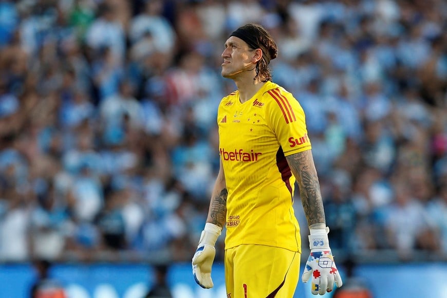 Soccer Football - Copa Sudamericana - Final - Racing Club v Cruzeiro - Estadio La Nueva Olla, Asuncion, Paraguay - November 23, 2024
Cruzeiro's Cassio looks dejected during the match REUTERS/Cesar Olmedo
