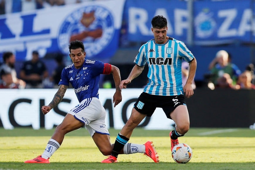 Soccer Football - Copa Sudamericana - Final - Racing Club v Cruzeiro - Estadio La Nueva Olla, Asuncion, Paraguay - November 23, 2024
Racing Club's Juan Nardoni in action with Cruzeiro's Lucas Romero REUTERS/Cesar Olmedo