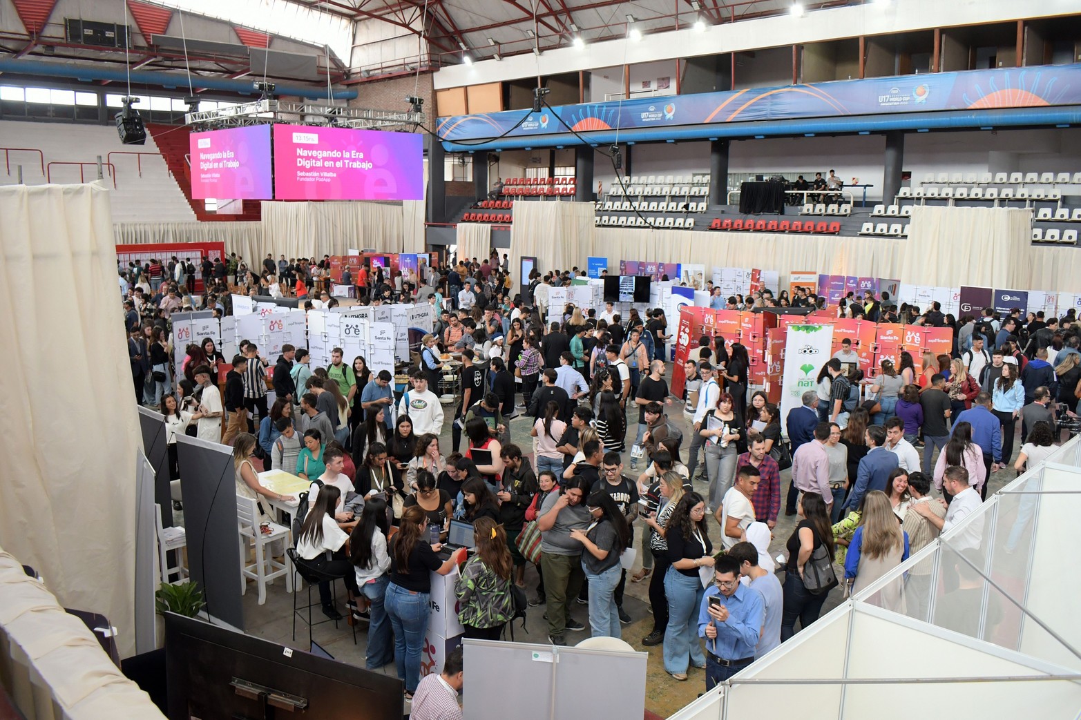 En el estadio del Club Unión
Termómetro de la demanda laboral: se realizó  en la ciudad de Santa Fe Más de 3000 personas se inscribieron para participar este miércoles de la Expo Empleo.
