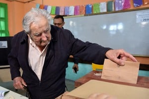 El expresidente de Uruguay, José Mujica, emitió su voto para la segunda vuelta de las elecciones presidenciales este domingo. Reuters