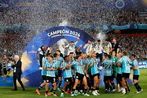 Soccer Football - Copa Sudamericana - Final - Racing Club v Cruzeiro - Estadio La Nueva Olla, Asuncion, Paraguay - November 23, 2024
Racing Club players celebrate after winning the Copa Sudamericana REUTERS/Cesar Olmedo