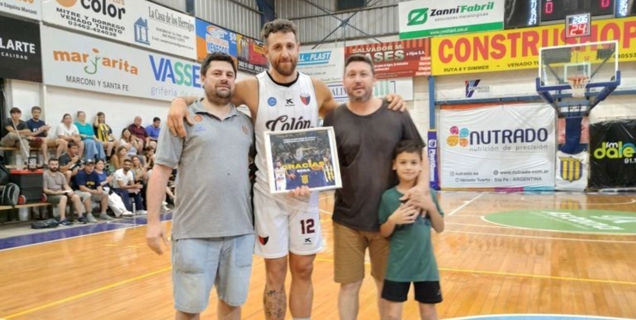 Sebastián Uranga, que no jugó por lesión, recibiendo el reconocimiento del club que lo formó, del cual es hincha y donde se dio el gusto de ser campeón. Foto: Fabián Gallego.