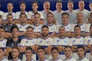 El sitio oficial de Sport y la foto de la consagración, apenas terminada la revancha en Maciel.