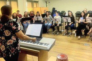 La maestra Alina de los Milagros Orraca Llama, ensayando con el grupo camarístico obras del repertorio coral cubano.