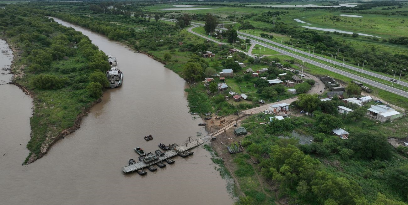 Mientras tanto prosigue la búsqueda del sargento desaparecido. Foto: Fernando Nicola.