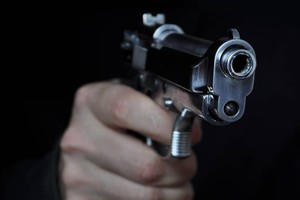 "Uno me apuntó a la cabeza y me ordenó que me bajara de la moto. Fue impresionante", relató la víctima. Imagen ilustativa