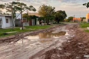 Los vecinos del barrio, manifestaron la importancia de la obra de cloacas, pero criticaron la falta de coordinación de los trabajos y de no prever la posibilidad de lluvia, que con el ripio hubiera solucionado en gran parte el problema de la comunicación vial.