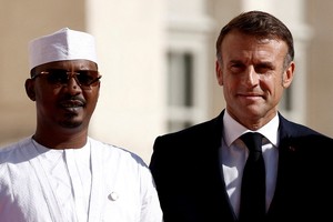 Emmanuel Macron junto al general Mahamat Idriss Deby Itno, presidente de Chad. Crédito: Benoit Tessier/Reuters