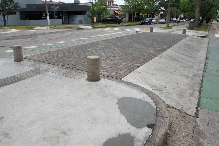 Uno de los "manda peatón" que instalaron en la remozada Av. Galicia. Foto: Guillermo Di Salvatore